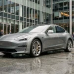 Berline électrique 2024 garée sur une place urbaine moderne avec reflets sur pavé mouillé