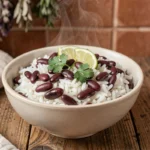 Bol de riz blanc et haricots rouges servi dans une cuisine rustique avec coriandre fraîche et citron vert
