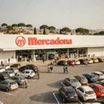 Façade extérieure d'un supermarché Mercadona près de la frontière franco-espagnole avec parking animé
