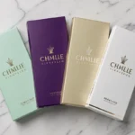Assortiment de paquets de cigarettes slim de différentes couleurs disposés en éventail sur marbre blanc
